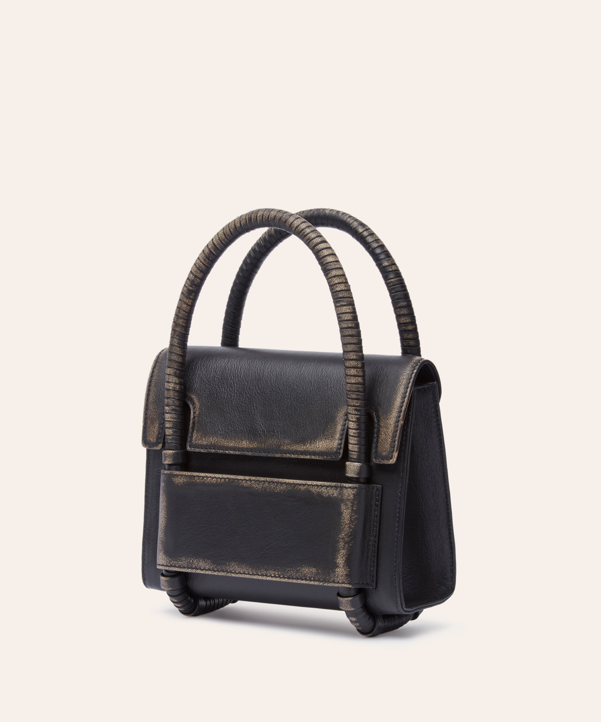 KUN HONG Black handbag with leather wrapped double handle on a beige background
